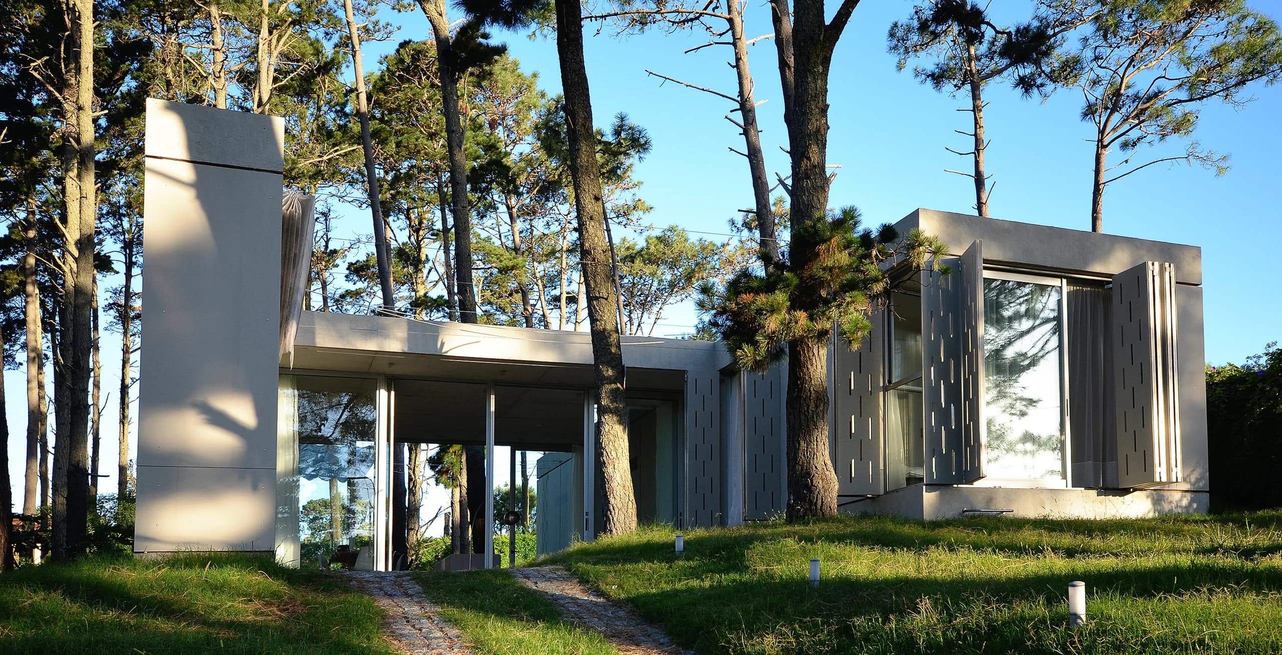 Volumen de hormigón de Casa Arquitectura Rifa entre pinos